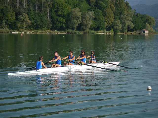 Il 4 con in barca in mezzo al lago